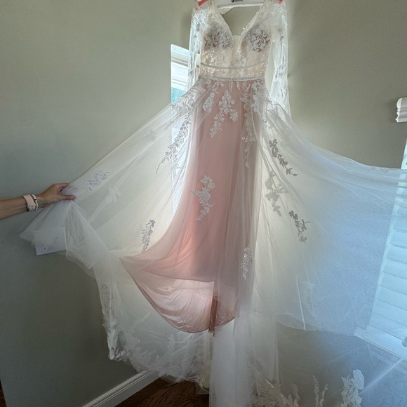 Lux & Love vintage-style bell-sleeve wedding dress - Picture 8 of 15